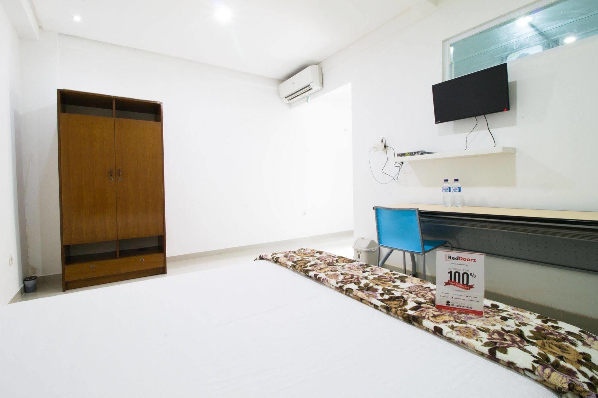 Hotel Reddoorz @ Pulomas Jakarta Exteriér fotografie